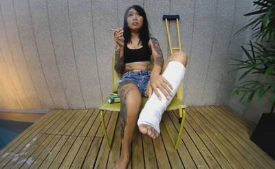 Tattooed Asian Model With Short Cast Leg (SCL) - VRpussyVision - txxx.com