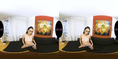 Vr Porn - Sporty Teen with Glasses Gets Off on Her Couch - SexLikeReal - txxx.com