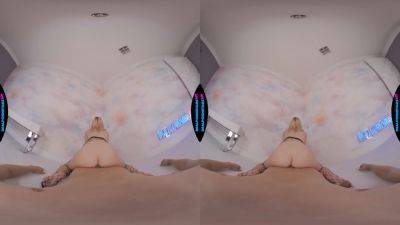 Gianna Grey & Jewelz Blu take on a massive VR threesome & cum hard - sexu.com